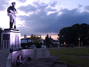 SevenoaksVE80WarMem_May25.jpg